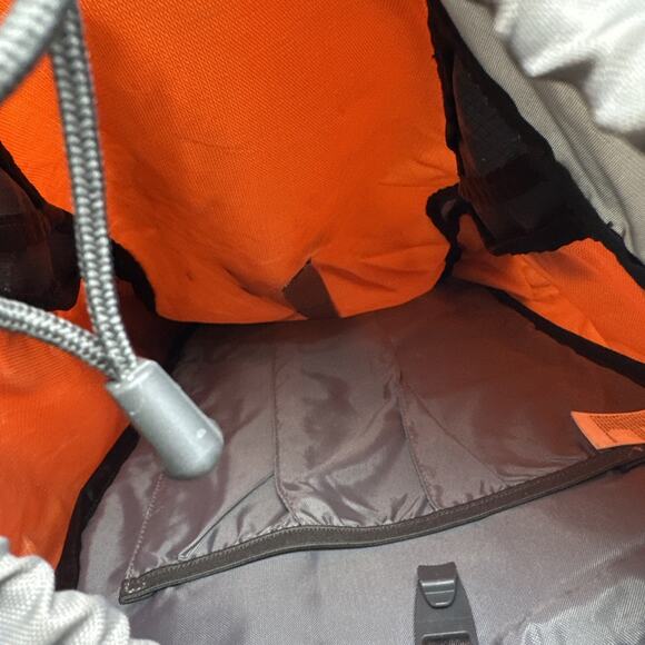 The North Face Meteor 30 Backpack Orange W/ Rain cover Hiking Backpacking - Picture 6 of 8